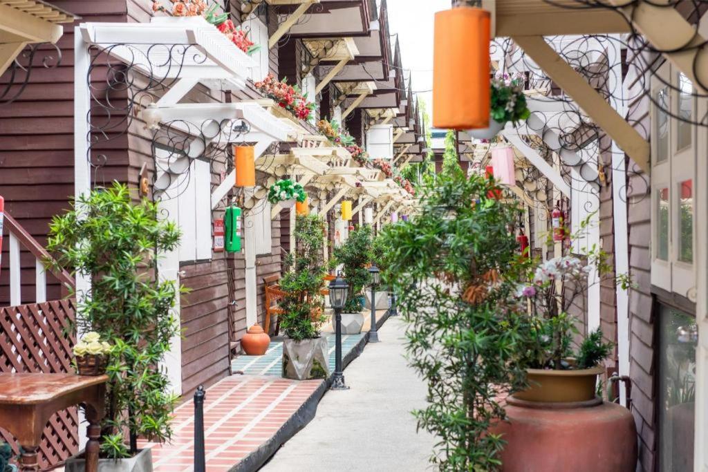 Resort Bangphlat Bangkok Exterior foto